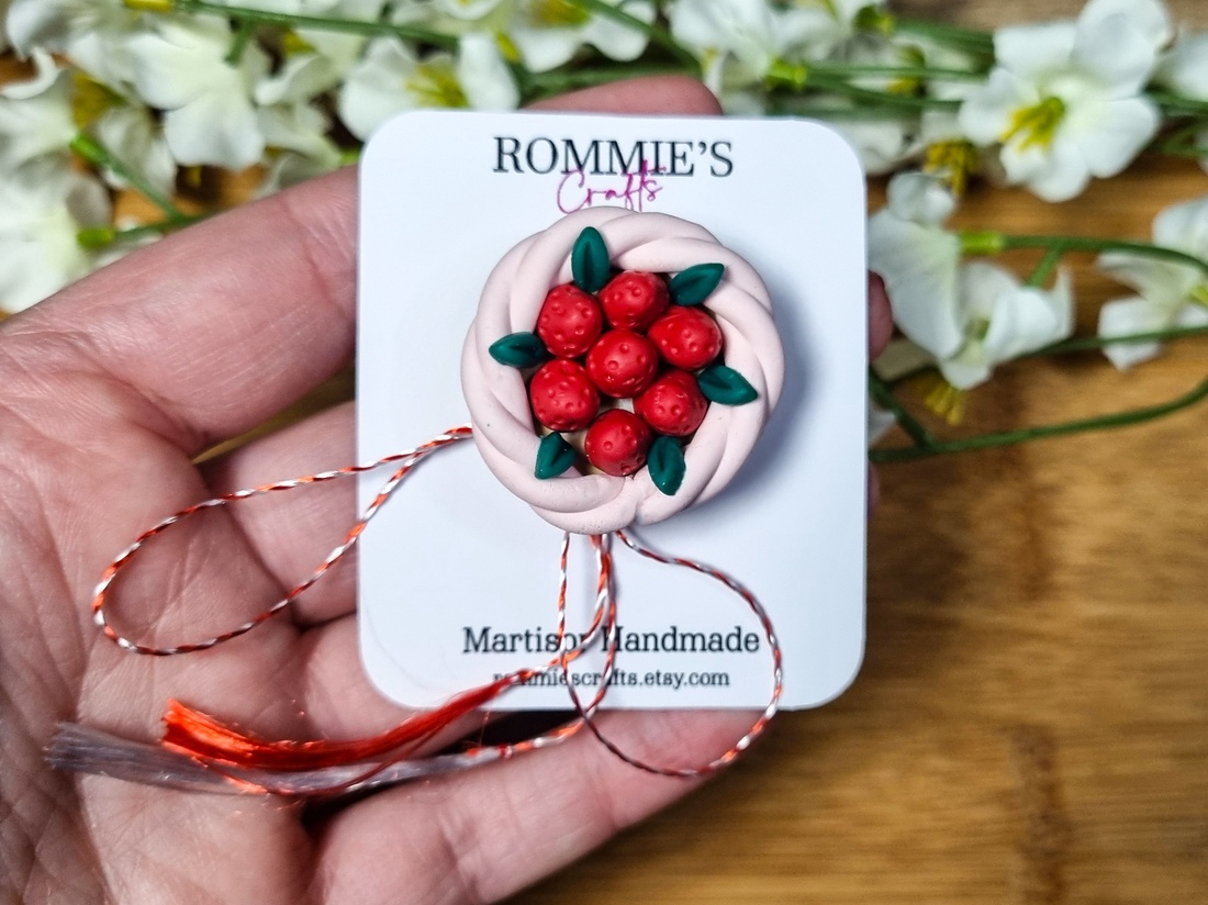 Martisor Handmade Tort cu Capsuni din Lut Polimeric  Brosa cu Ac si Snur Traditional Alb-Rosu - bijuterii - mărțișor - Artynos.ro