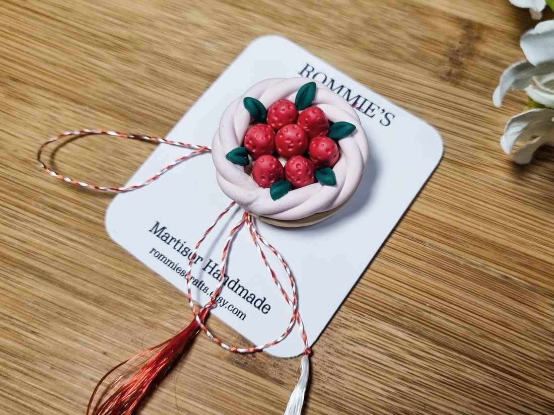 Martisor Handmade Tort cu Capsuni din Lut Polimeric  Brosa cu Ac si Snur Traditional Alb-Rosu - bijuterii - mărțișor - Artynos.ro