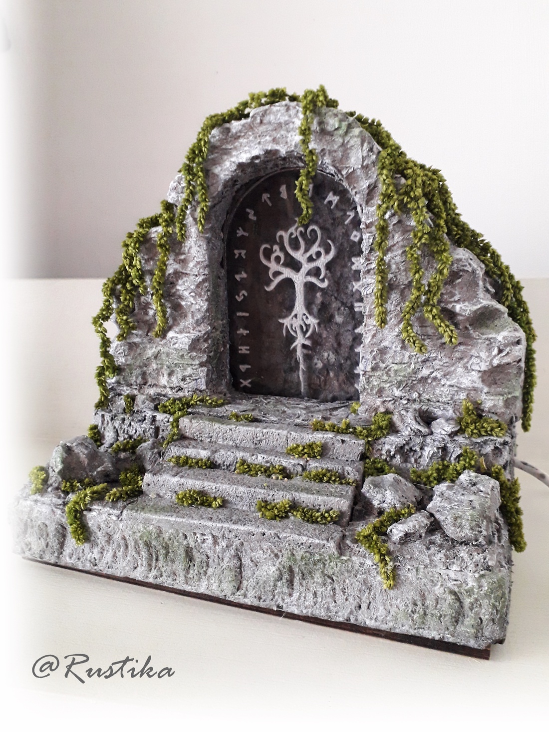 Diorama portal, Dioramă ușă magică, Dioramă rune și arborele vieții, decor birou/raft în miniatură, lampă cu led  - casă & stil de viață - accesorii pentru decorat casa - ornamente - Artynos.ro