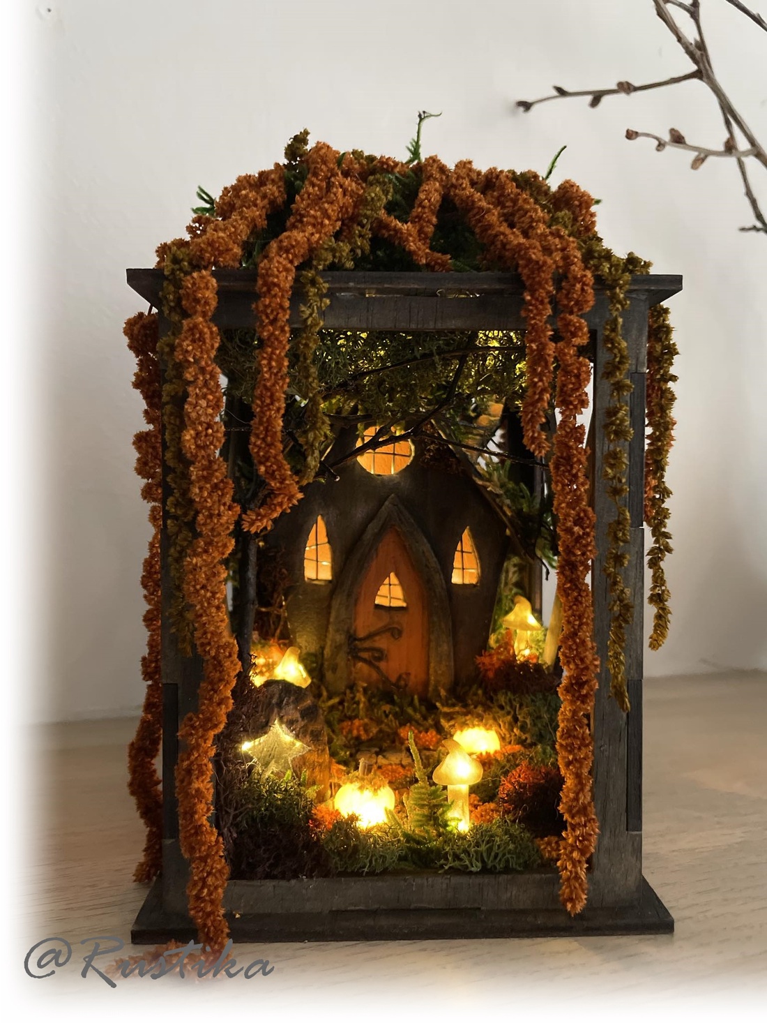 Felinar căsuță vrăjitoare, Dioramă miniatură, Felinar decorativ cu leduri, Decor Halloween - casă & stil de viață - accesorii pentru decorat casa - ornamente - Artynos.ro