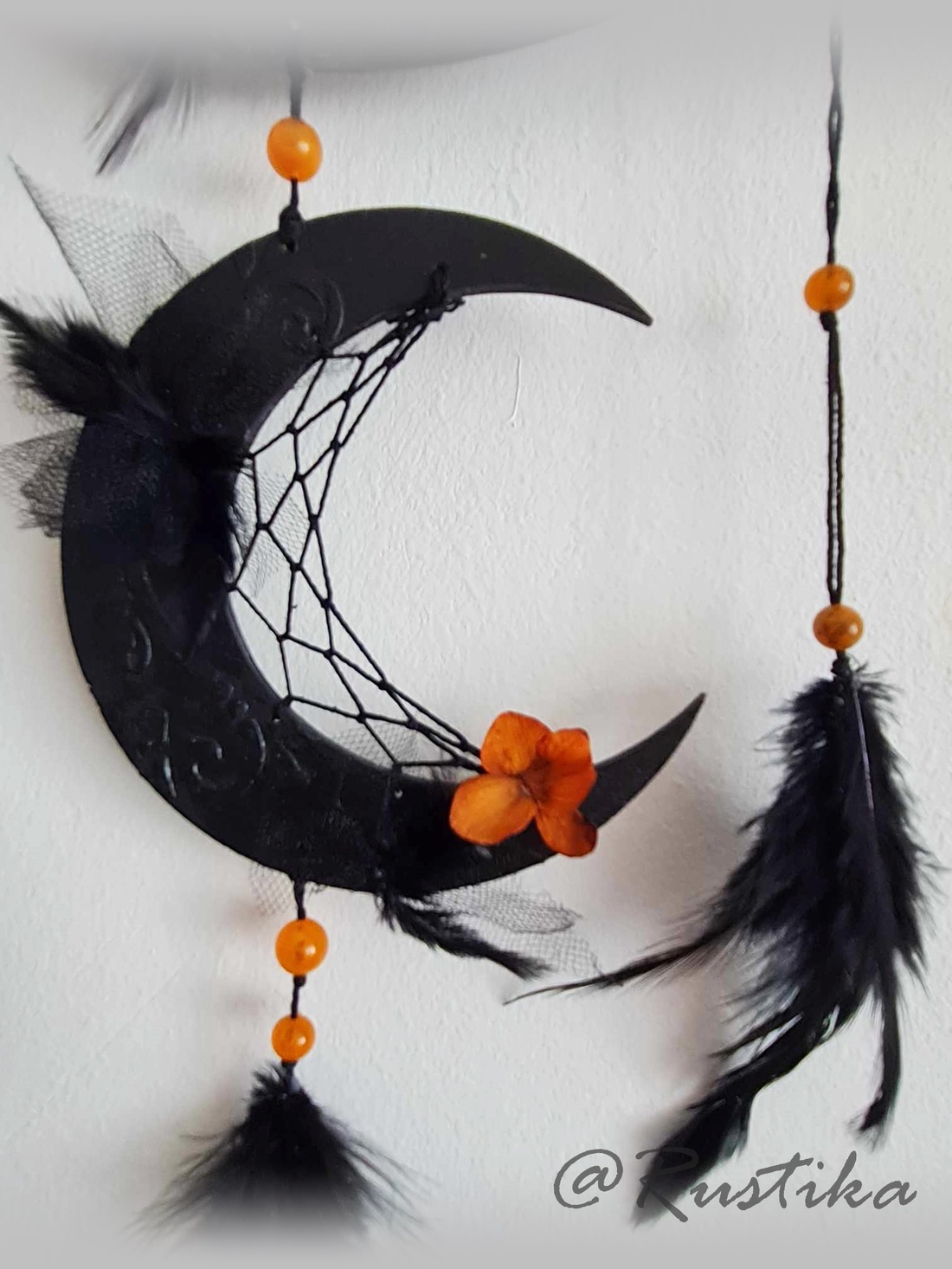 Prinzător de vise semilună, Dream Catcher cu chihlimbar, Decor de perete negru/portocaliu - casă & stil de viață - accesorii pentru decorat casa - decorațiuni de pereți, decorațiuni suspendate - capcană de vise - Artynos.ro