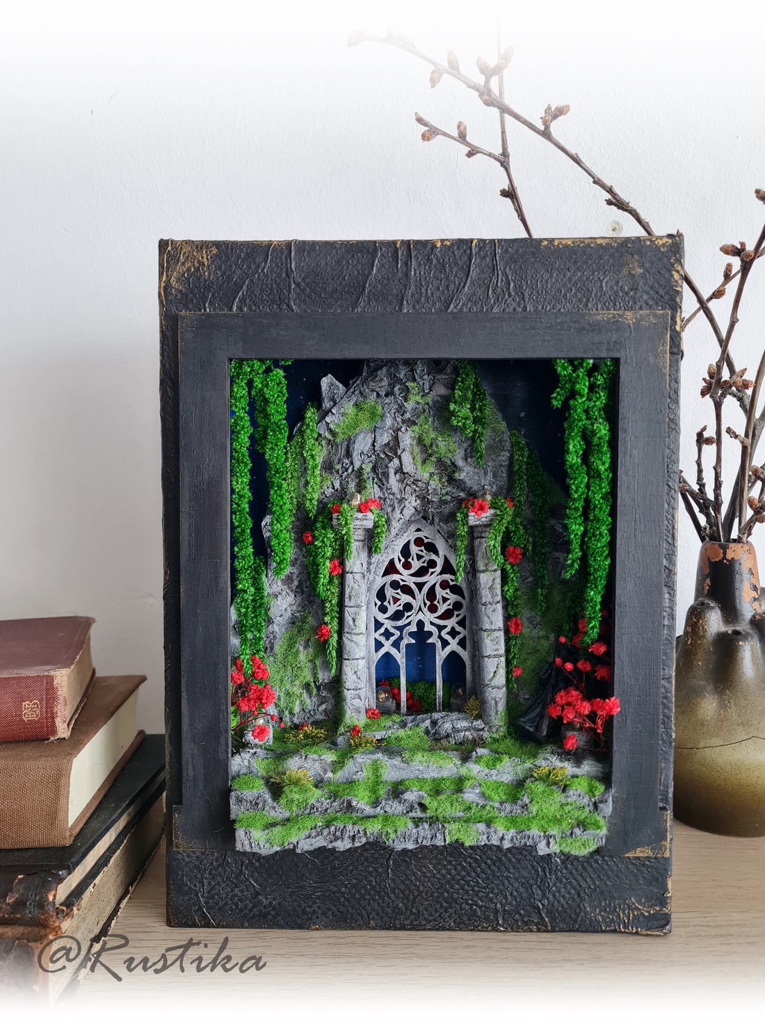 Diorama in forma de carte cu leduri, Zid cu fereatră gotică si flori roșii, Miniatură - casă & stil de viață - accesorii pentru decorat casa - decorațiuni de masă și decorațiuni pentru rafturi  - sculptură de carte, carte pliată - Artynos.ro