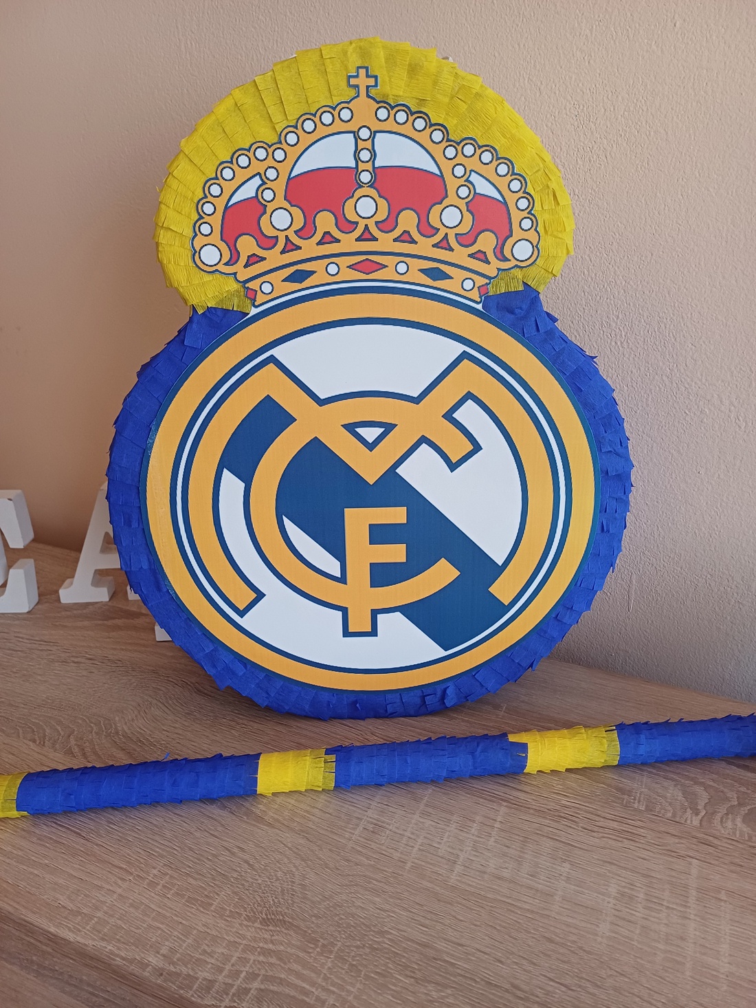 Piñata pinata piniata Real Madrid Sigla - jucării și echipamente pentru copii - jocuri de mișcare - Artynos.ro