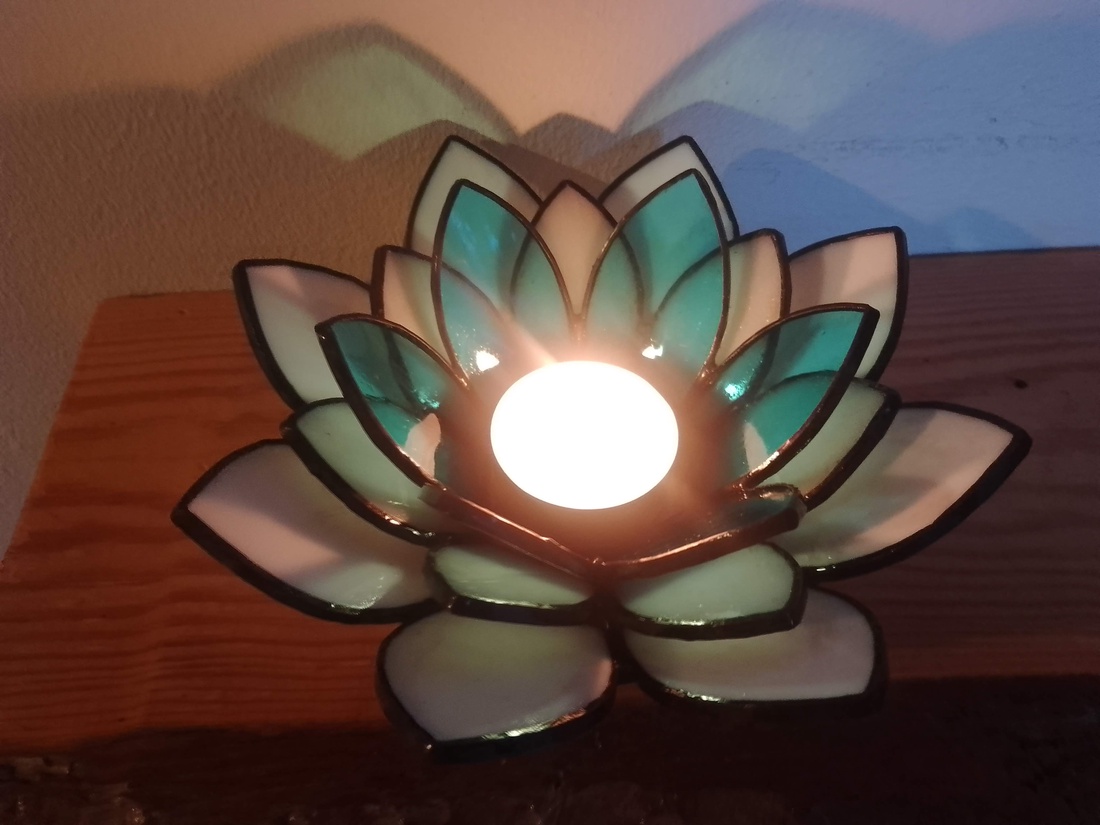 Floare de Lotus Suport de lumânare Tiffany Eleganță și armonie într-un singur obiect - casă & stil de viață - lumânări, parfumuri, arome - lumânări și sfeșnice - Artynos.ro