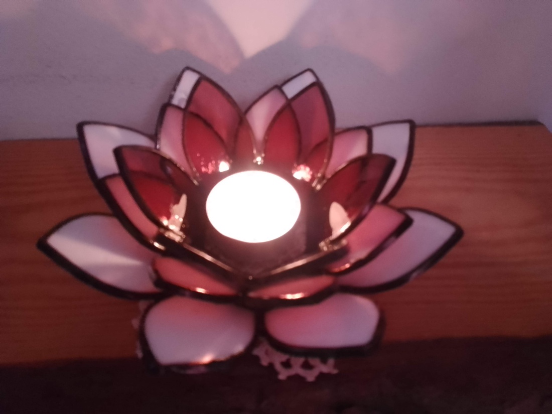 Floare de Lotus Suport de lumânare Tiffany Eleganță și armonie într-un singur obiect - casă & stil de viață - lumânări, parfumuri, arome - lumânări și sfeșnice - Artynos.ro