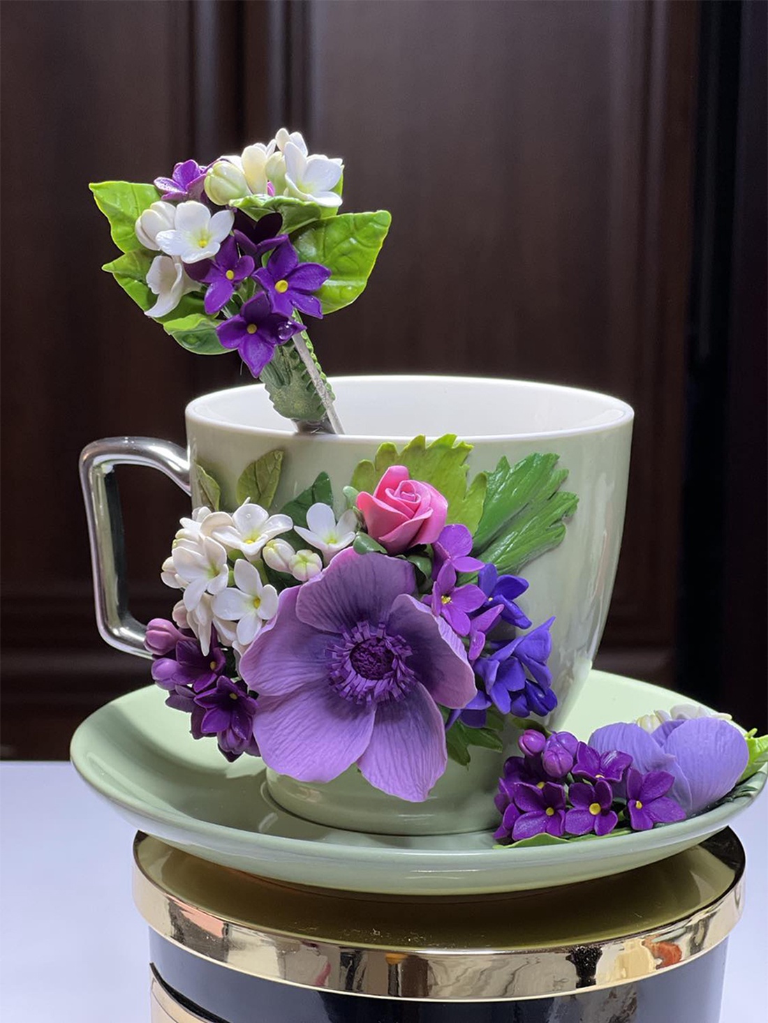 Set cafea/ceai cu farfurioara si lingurita cu flori de liliac si anemona mov - casă & stil de viață - accesorii pentru echipamente de bucătărie - accesorii de servire - cești cafea, set ceai - Artynos.ro