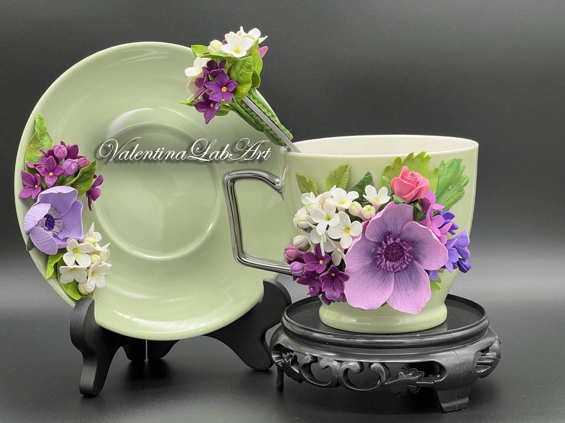 Set cafea/ceai cu farfurioara si lingurita cu flori de liliac si anemona mov - casă & stil de viață - accesorii pentru echipamente de bucătărie - accesorii de servire - cești cafea, set ceai - Artynos.ro