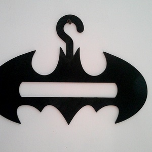 Umeras cu logo Batman realizat din MDF 4 mm, vopsit in culori acrilice. Dimensiuni 350x250 mm - accessorii și unelte - accesorii decorative - alte accesorii - Artynos.ro