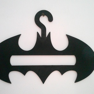 Umeras cu logo Batman realizat din MDF 4 mm, vopsit in culori acrilice. Dimensiuni 350x250 mm - accessorii și unelte - accesorii decorative - alte accesorii - Artynos.ro