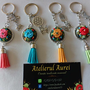 Brelocuri cu broderie manuală - geantă și husă - accesorii genți - breloc - Artynos.ro