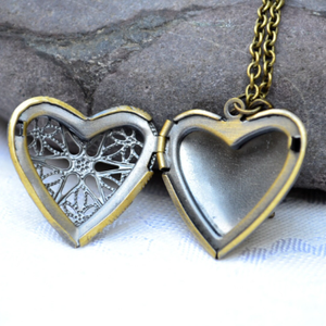 Colier in initiala locket   colier cu charm - bijuterii - coliere - coliere cu lacăt - Artynos.ro