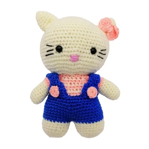 Jucarie Hello Kitty, salopeta albastra, crosetata manual, 19 cm, Jucării și echipamente pentru copii, Jucării de pluș, Pisică de pluș, Croșetat, ARTYNOS