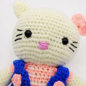 Jucarie Hello Kitty, salopeta albastra, crosetata manual, 19 cm - jucării și echipamente pentru copii - jucării de pluș - pisică de pluș - Artynos.ro