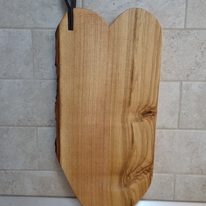 Platou live edge de frasin in forma de inima - casă & stil de viață - accesorii pentru echipamente de bucătărie - accesorii pentru coacere și gătit - tocător  - Artynos.ro