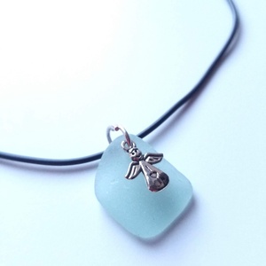 Colier negru cu sticla de mare bleu- sea glass-cu inger - bijuterii - coliere - coliere cu pandantive - Artynos.ro