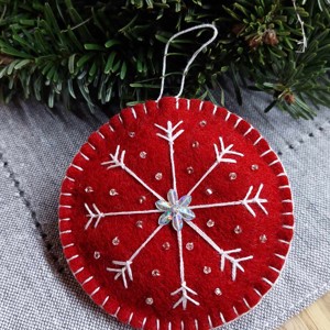 Ornament roșu brodat din pâslă pentru bradul de Crăciun (cu mărgele și paiete), Accesorii de Crăciun, Decorațiuni de Crăciun de casă, Decorațiuni pentru pomul de Crăciun, , ARTYNOS