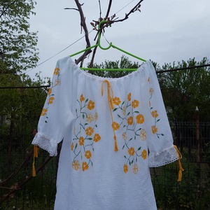 Bluza tip ie, pictata cu floricele galbene - îmbrăcăminte și modă - haine damă - bluze damă - Artynos.ro