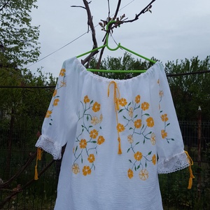 Bluza tip ie, pictata cu floricele galbene - îmbrăcăminte și modă - haine damă - bluze damă - Artynos.ro