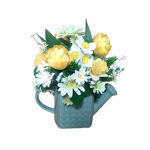 Aranjament floral alb galben in ghiveci ceramic tip stropitoare - accesorii locuință - accesorii pentru decorat casa - decorațiuni de masă și decorațiuni pentru rafturi  - decorațiuni de masă - Artynos.ro