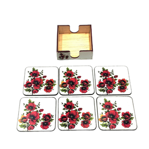 Set sase suporti pahare din mdf de 9 x 9 cm, design alb cu maci rosii si cutie depozitare de 10 x10 x 3,5 cm  - accesorii locuință - accesorii pentru echipamente de bucătărie - accesorii de servire - suporturi pahare - Artynos.ro