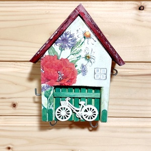 Casuta decorativa/ suport chei Casuta cu maci si bicicleta   , Accesorii locuință, Accesorii pentru decorat casa, Decorațiuni de pereți, decorațiuni suspendate, Suport pentru chei, Decoupage, transfer și tehnici șervețel, Prelucrarea lemnului, ARTYNOS