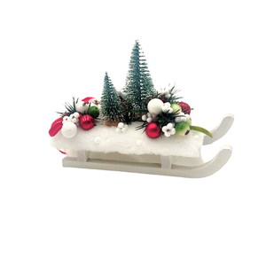 Decoratiune Craciun , saniuta cu casuta si brazi, alb rosu verde, 16 x 6 x 12 cm - accesorii de crăciun - decorațiuni de advent - decor de masa advent - Artynos.ro