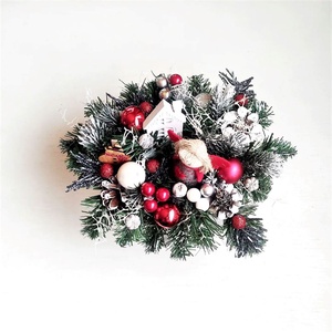 Aranjament pentru Craciun  in cutie decorativa pentru flori, cu fetita, casuta si globuri - accesorii de crăciun - decorațiuni de advent - decor de masa advent - Artynos.ro