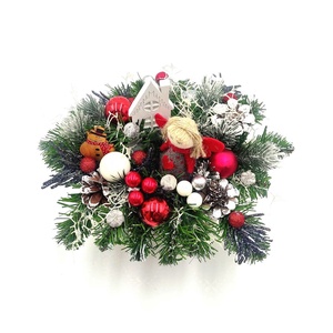 Aranjament pentru Craciun  in cutie decorativa pentru flori, cu fetita, casuta si globuri - accesorii de crăciun - decorațiuni de advent - decor de masa advent - Artynos.ro