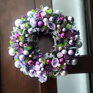 Coronita pentru Craciun cu flori si globuri, in nuante de violet, Accesorii de Crăciun, Decorațiuni de Advent, Decor de advent pentru usă, Aranjament de flori, Împletitură, ARTYNOS