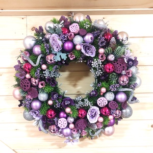 Coronita pentru Craciun cu flori si globuri, in nuante de violet - accesorii de crăciun - decorațiuni de advent - decor de advent pentru usă - Artynos.ro