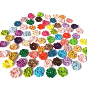 50 x Floricele multicolore crosetate , Accesorii locuință, Accesorii pentru decorat casa, Suport de flori, Accesorii florale, Croșetat, ARTYNOS