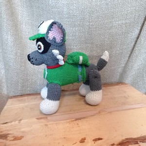 Paw Patrol-Rocky figură croșetată - jucării și echipamente pentru copii - jucării de pluș - personaje de basm din pluș - Artynos.ro