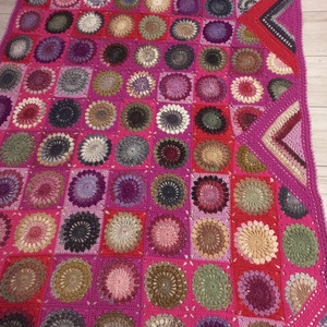 Pătură croșetată stil granny square - casă & stil de viață - textile de casă - cuvertură de pat - Artynos.ro