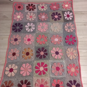 Pătură pufoasă stil granny square cu flori, Casă & Stil de viață, Textile de casă, Cuvertură de pat, Croșetat, ARTYNOS