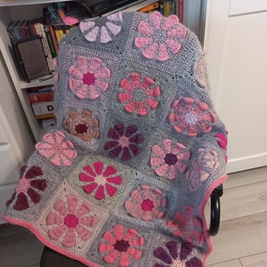 Pătură pufoasă stil granny square cu flori - casă & stil de viață - textile de casă - cuvertură de pat - Artynos.ro