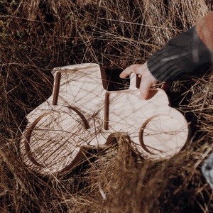 Tavă din lemn în formă de tractor, Accesorii locuință, Accesorii pentru echipamente de bucătărie, Accesorii de servire, Tăvi, tăvi de servire, Prelucrarea lemnului, ARTYNOS