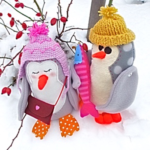 Familie de pinguini iubitori de natura si zapada, jucarii de plush pentru copii de 6 luni sau mai mari. - Artynos.ro