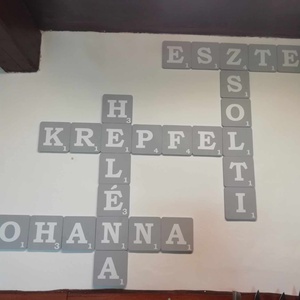 Decor pentru nume de familie în stil scrabble, decorare perete, scrisoare - casă & stil de viață - accesorii pentru decorat casa - decorațiuni de pereți, decorațiuni suspendate - litere decorative  - Artynos.ro