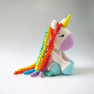 Jucărie croșetată unicorn Luna cu coama spiralată - jucării și echipamente pentru copii - jucării de pluș - păpușă croșetată, păpușă de pluș - Artynos.ro