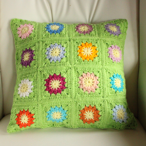 Fata de perna crosetata cu doua fete de 40x40cm.Una dintre fete este formata din granny squares, iar cealalta monocroma. - casă & stil de viață - textile de casă - perne decorative, perne - Artynos.ro