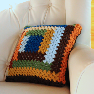 Fata de perna crosetata cu doua fete de 40x40cm.Una dintre fete este din granny squares, iar cealalta cu dungi. - accesorii locuință - textile de casă - perne decorative, perne - Artynos.ro