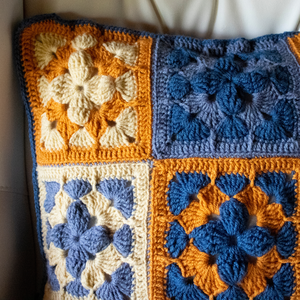 Fata de perna crosetata cu doua fete de 45x45cm.Una dintre fete este din granny squares, iar cealalta monocroma. - casă & stil de viață - textile de casă - perne decorative, perne - Artynos.ro