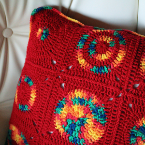 Fata de perna crosetata cu doua fete de 40x40cm.Una dintre fete este din granny squares, iar cealalta monocroma. - accesorii locuință - textile de casă - perne decorative, perne - Artynos.ro