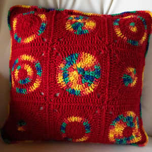 Fata de perna crosetata cu doua fete de 40x40cm.Una dintre fete este din granny squares, iar cealalta monocroma., Accesorii locuință, Textile de casă, Perne decorative, perne, Croșetat, ARTYNOS