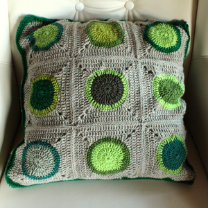 Fata de perna crosetata cu doua fete de 50x50cm.Una dintre fete este din granny squares, iar cealalta in dungi., Accesorii locuință, Textile de casă, Perne decorative, perne, Croșetat, ARTYNOS