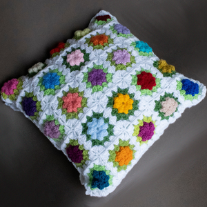 Fata de perna crosetata cu doua fete de 40x40cm.Una dintre fete este din granny squares, iar cealalta simpla., Accesorii locuință, Textile de casă, Perne decorative, perne, Croșetat, ARTYNOS