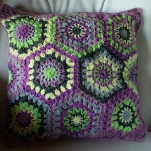 Fata de perna crosetata cu doua fete de 40x40cm.Una dintre fete este din granny squares hexagon, iar cealalta simpla. - accesorii locuință - textile de casă - perne scaun, huse perne de scaun - Artynos.ro