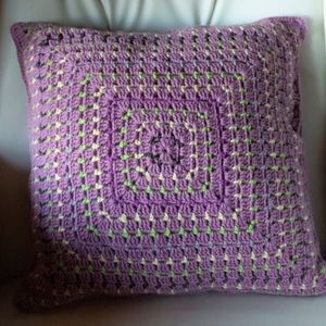 Fata de perna crosetata cu doua fete de 40x40cm.Una dintre fete este din granny squares hexagon, iar cealalta simpla. - accesorii locuință - textile de casă - perne scaun, huse perne de scaun - Artynos.ro