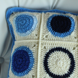 Fata de perna crosetata cu doua fete de 40x40cm.Una dintre fete este din granny squares, iar cealalta monocroma. - casă & stil de viață - textile de casă - perne decorative, perne - Artynos.ro