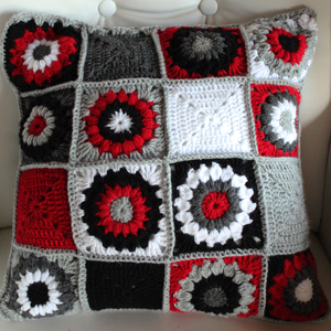 Fata de perna crosetata cu doua fete de 40x40cm.Una dintre fete este din granny squares, iar cealalta simpla., Accesorii locuință, Textile de casă, Perne decorative, perne, Croșetat, ARTYNOS